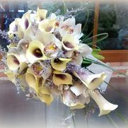 Ramo de novia de cala color crema con centros morados y ramitas de lavanda.