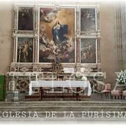 Altar en una iglesia con pinturas de figuras religiosas y un cuadro central de la Virgen María.