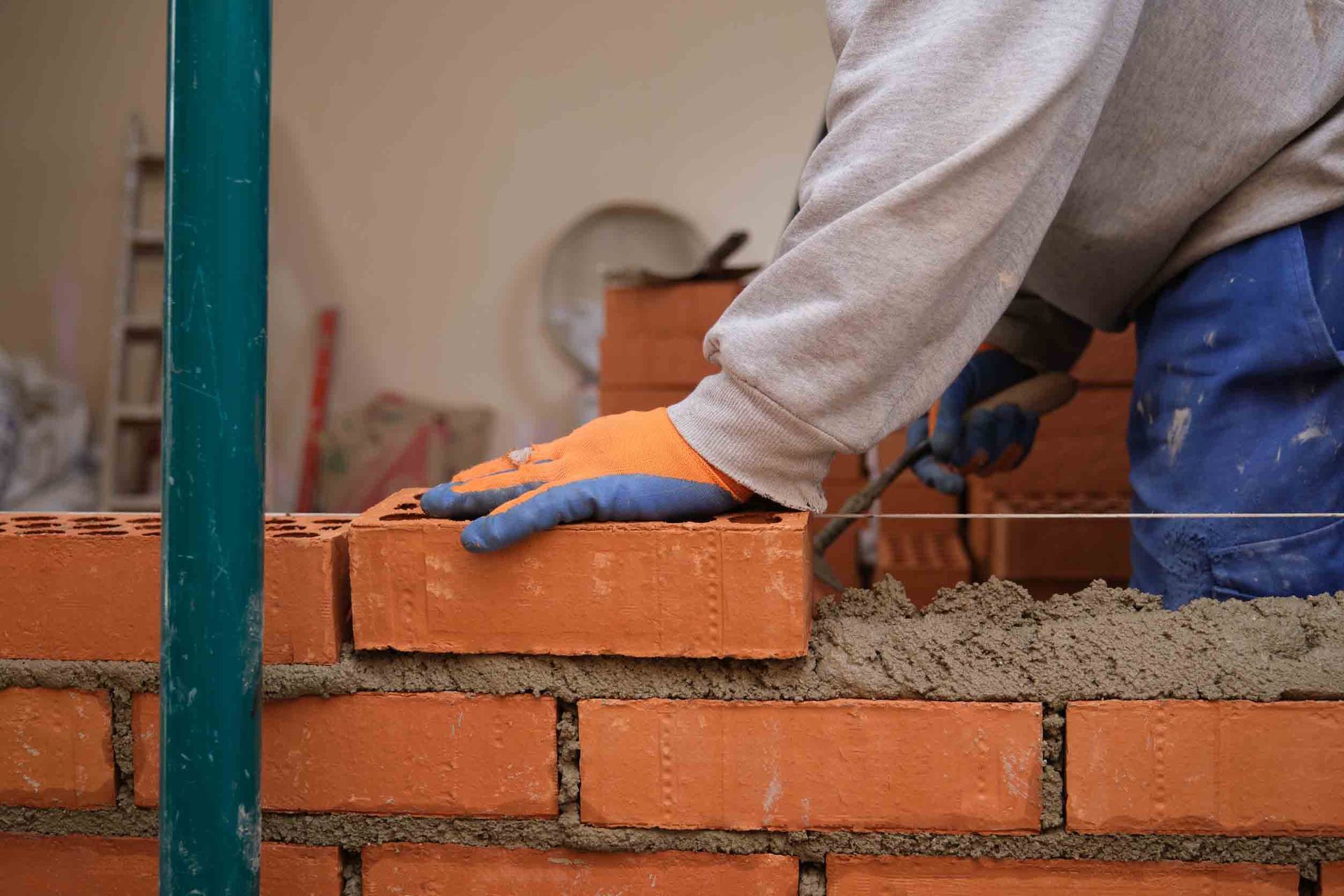 Un pasillo con puertas corredizas de vidrio que conducen a un baño.