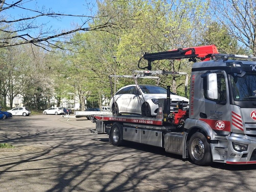 Auf der Ladefläche eines Abschleppwagens befindet sich ein Auto.
