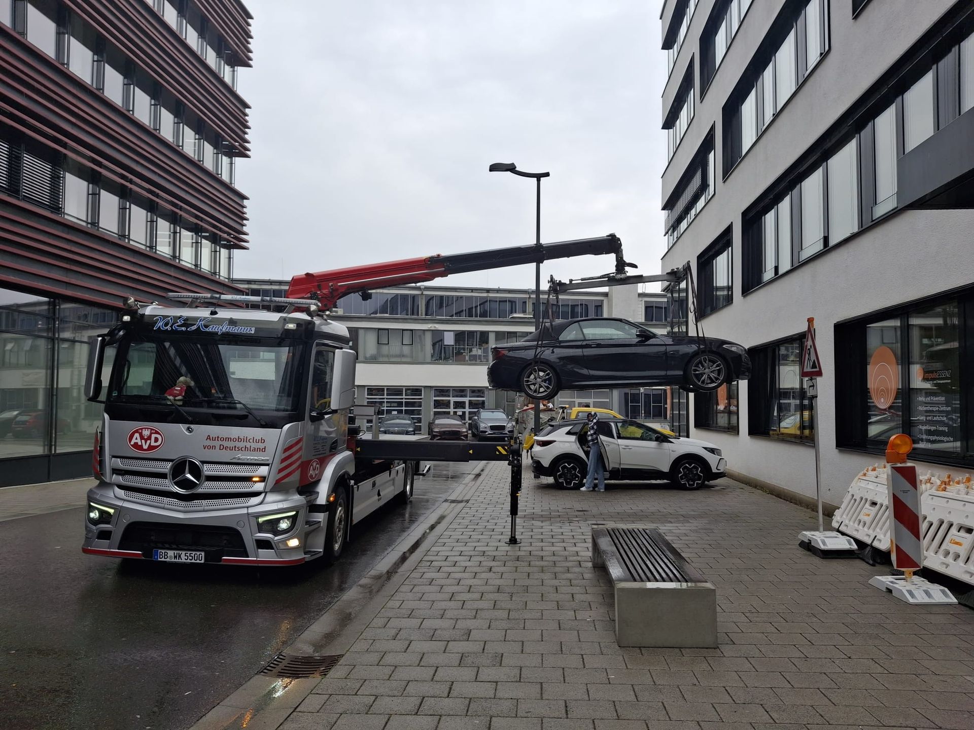 Ein Abschleppwagen transportiert ein Auto auf dem Dach