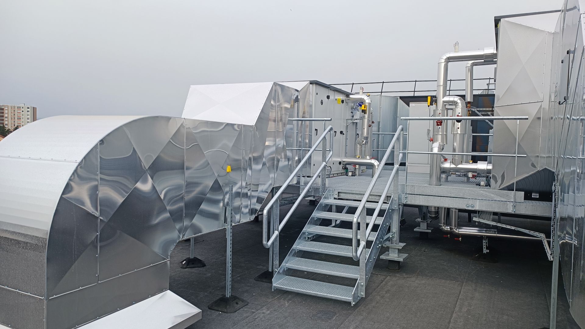 Travaux d'isolation calorifuge et pose de réseaux de VMC en extérieur