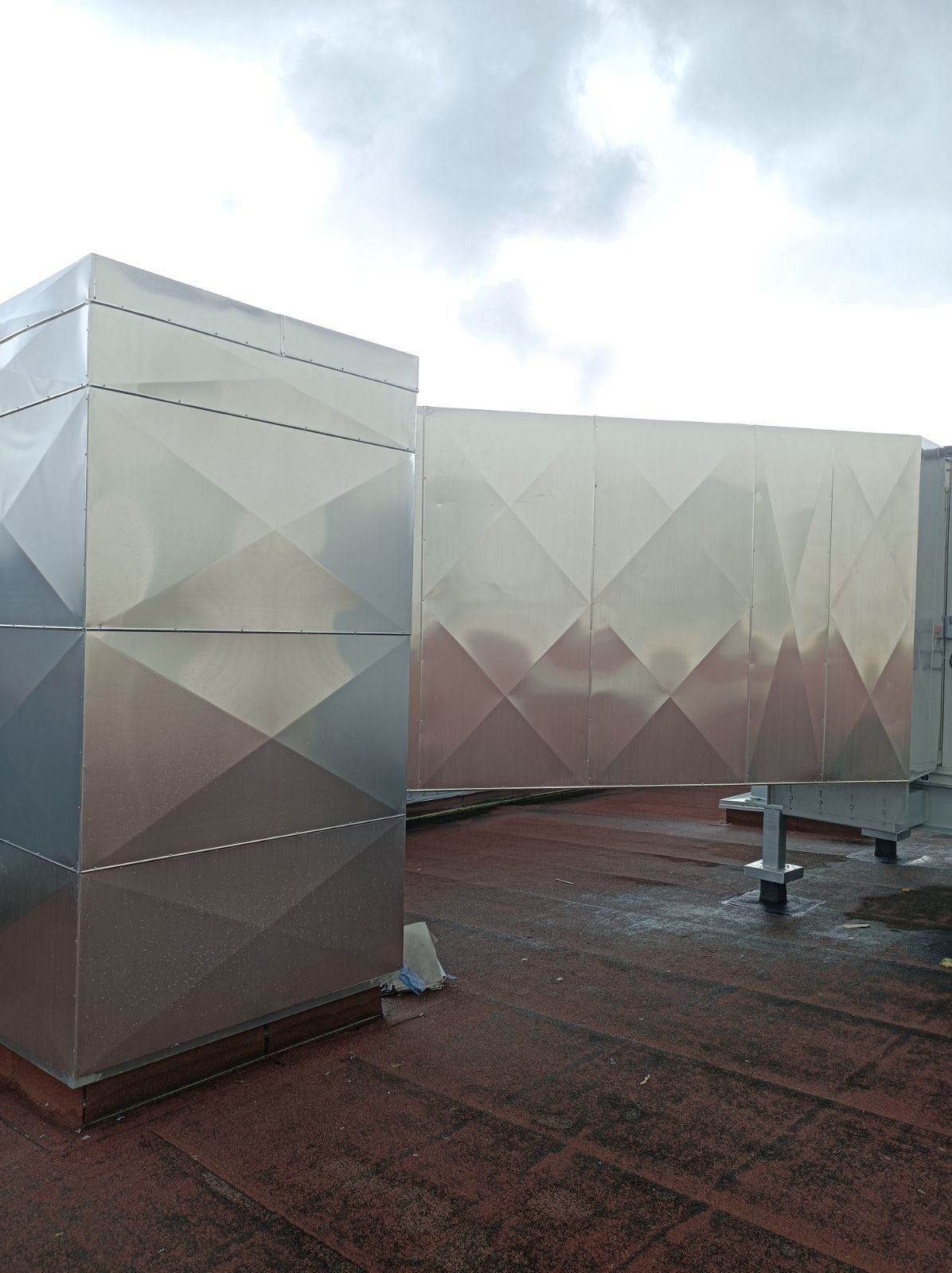 Installation de conduit d'aération sur un toit