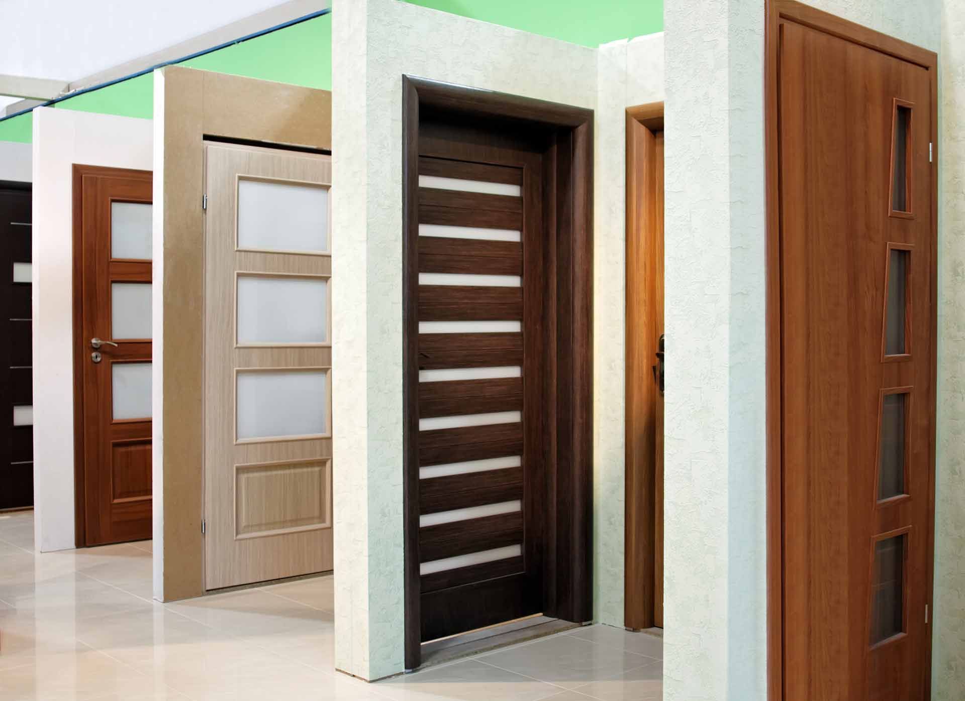 Rangée de portes intérieures modernes en bois de couleurs et de modèles différents dans un couloir