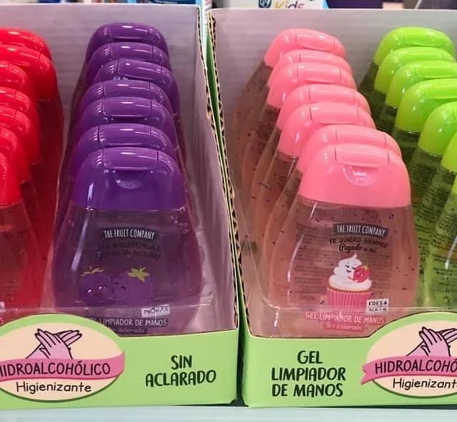 Una exhibición de desinfectantes para manos en diferentes colores.
