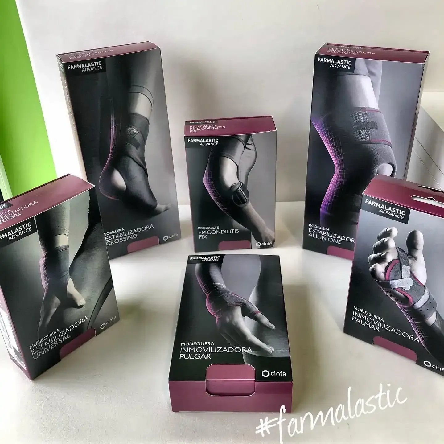 Un montón de cajas de calcetines y guantes sobre una mesa.