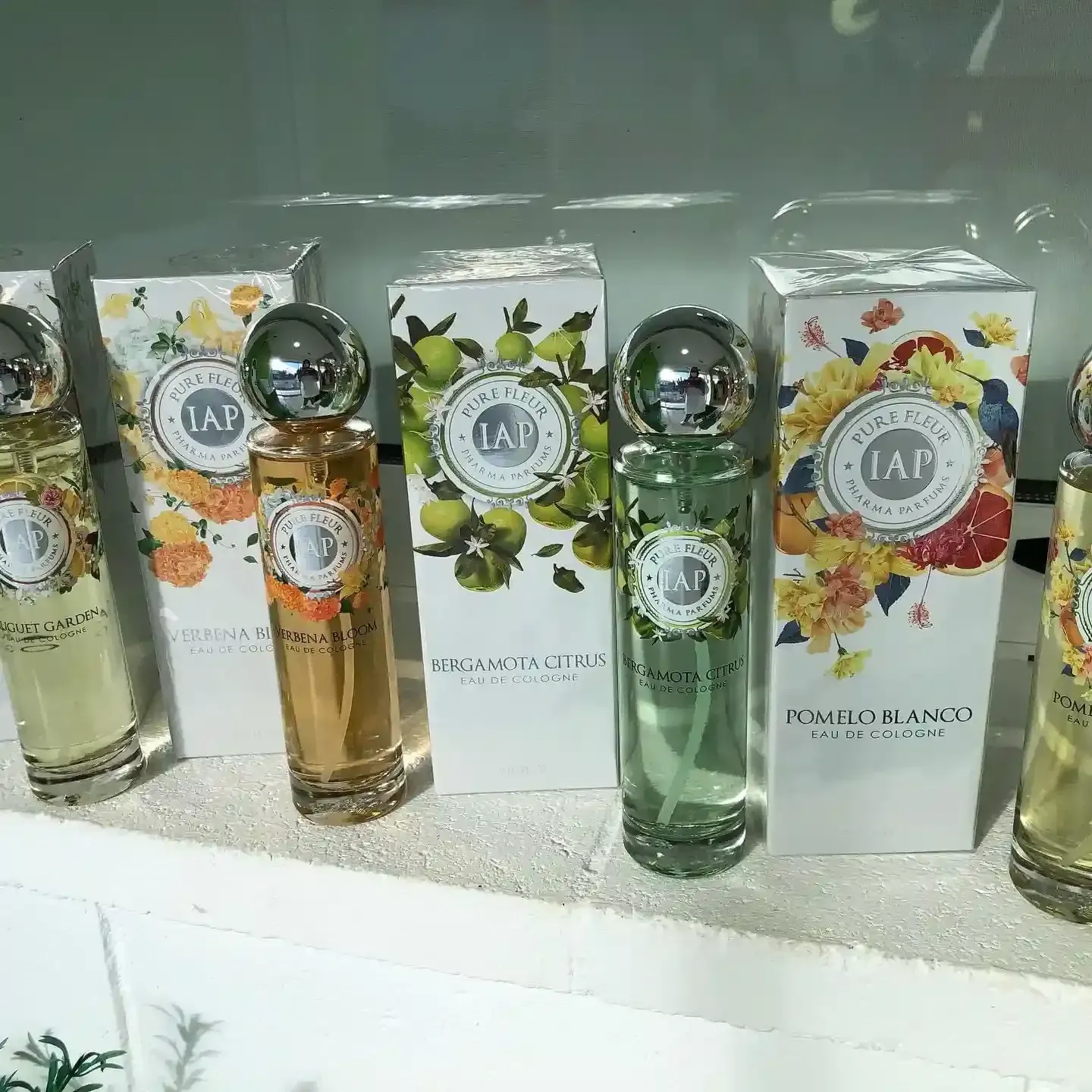 Varios frascos de perfume están alineados en un estante.