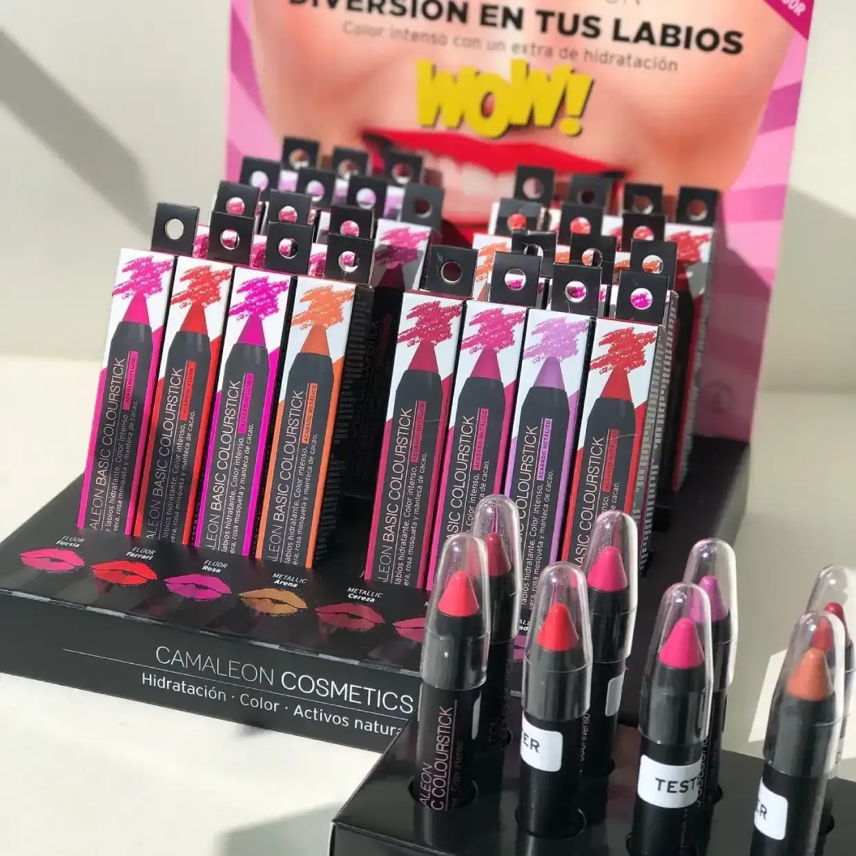 Una exhibición de lápices labiales con la palabra wow escrita en ella