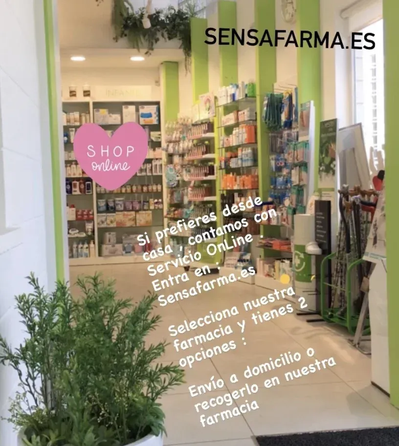 Una farmacia con un cartel que dice sensafarma.es