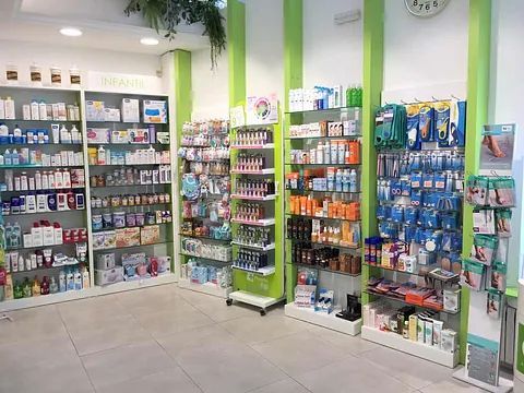 El interior de una farmacia llena de muchos productos.
