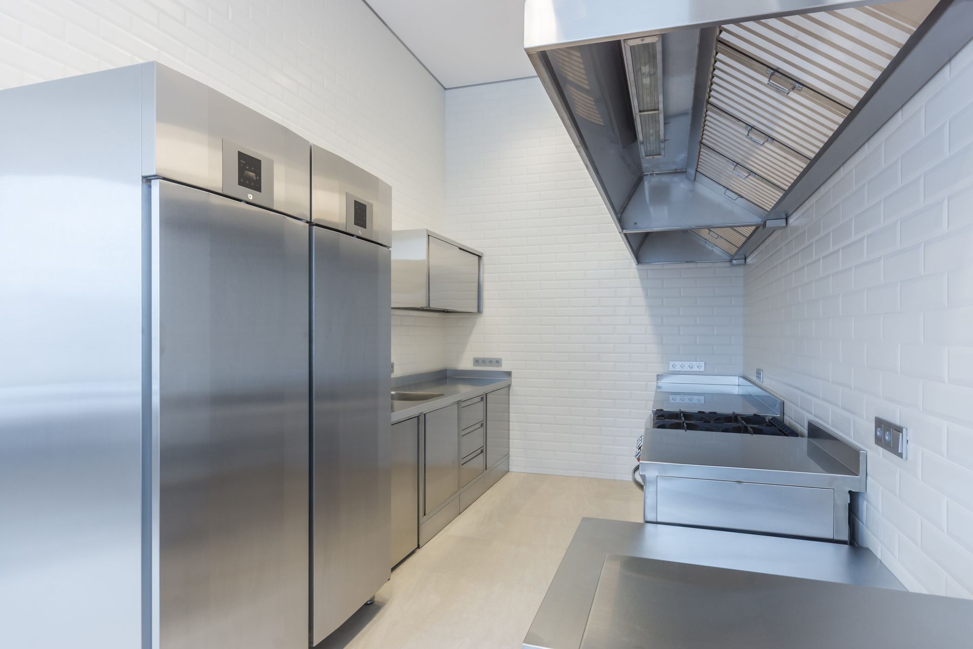 Deux frigos en inox dans les cuisines d'un restaurant