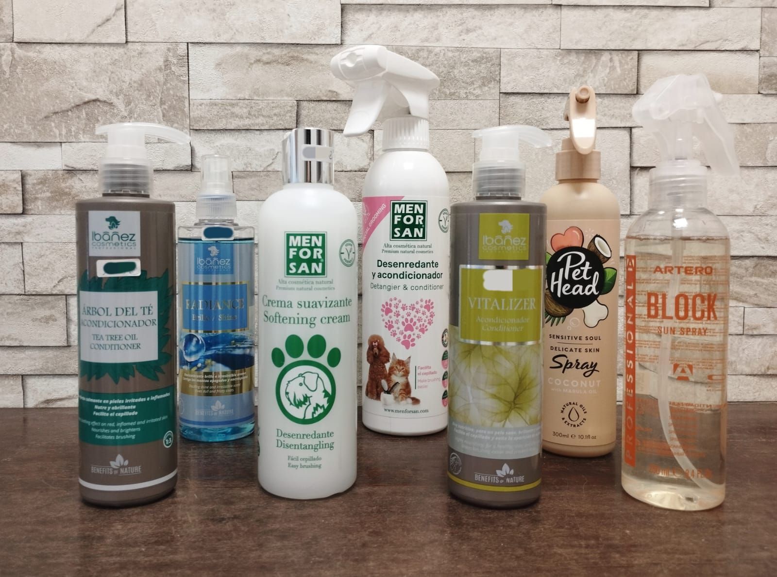 Un grupo de botellas de productos para el cuidado de perros están alineadas sobre una mesa.