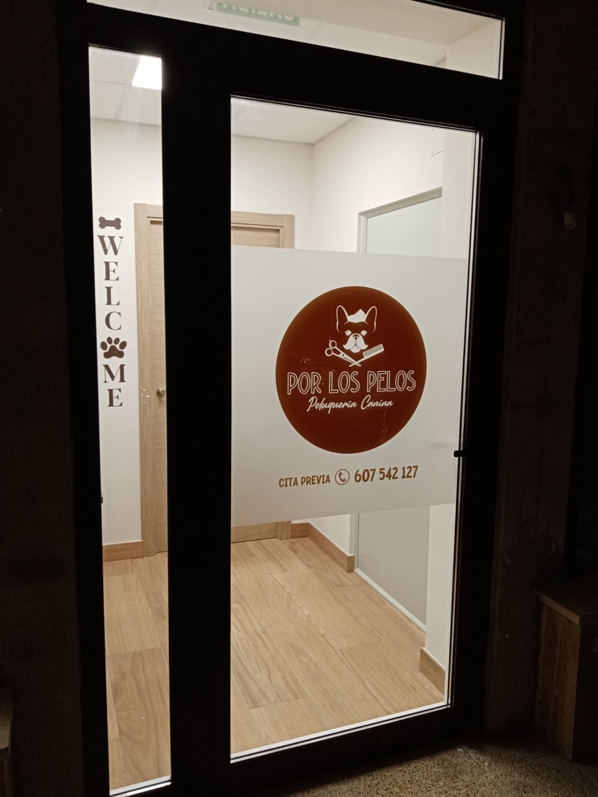 Una puerta con un cartel que dice bienvenido