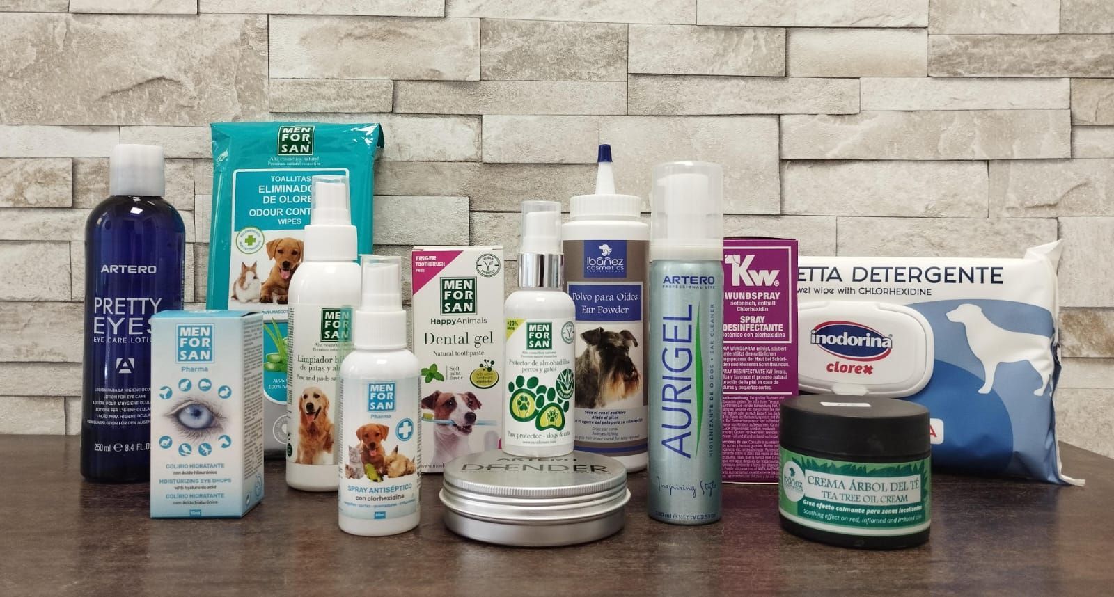 Una variedad de productos para el cuidado de perros están alineados en una mesa.