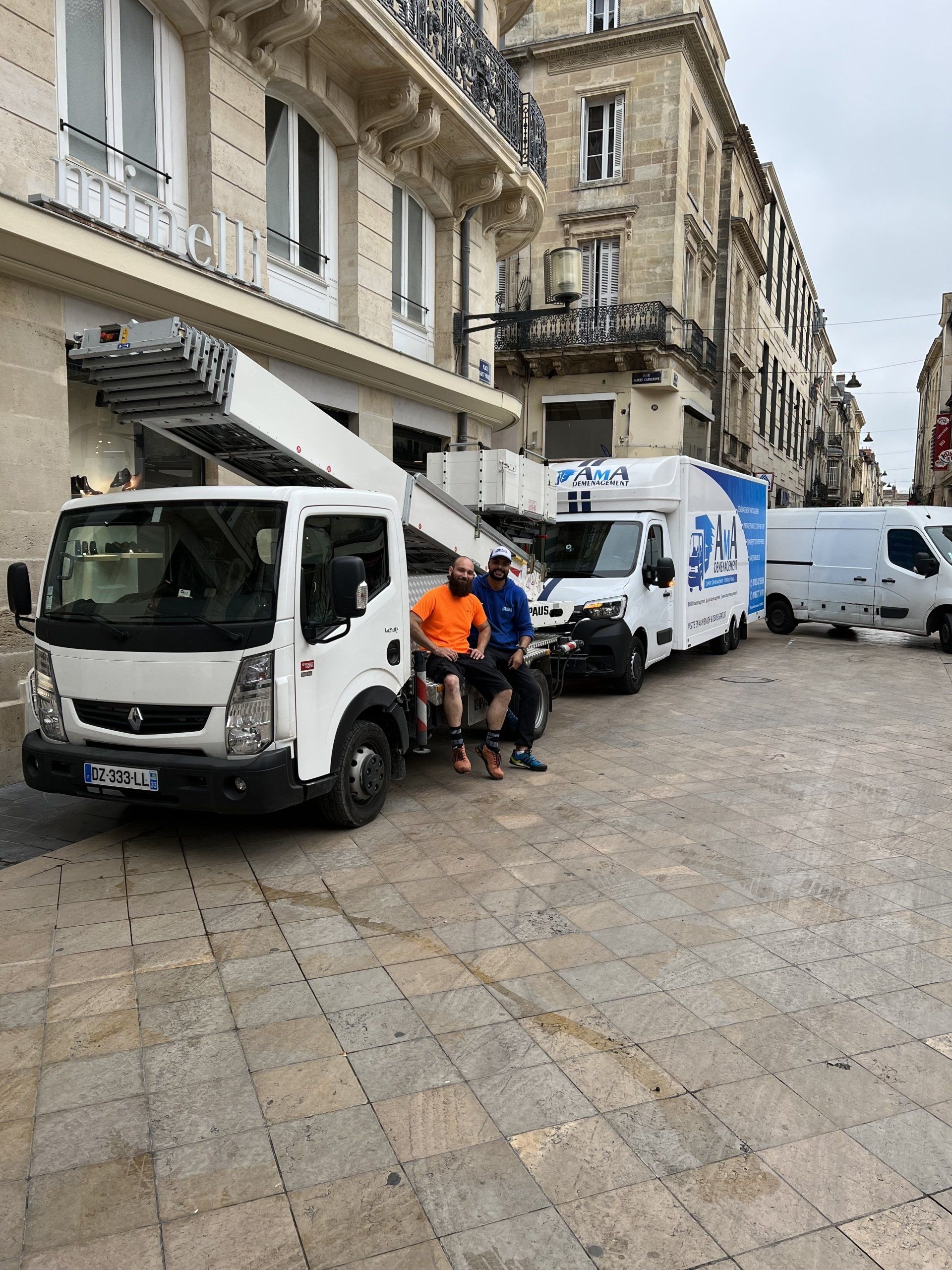 Équipe devant camion déménagement