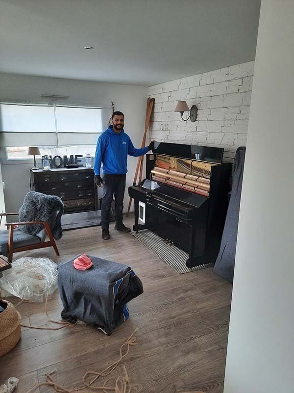 Piano droit prêt à être transporté