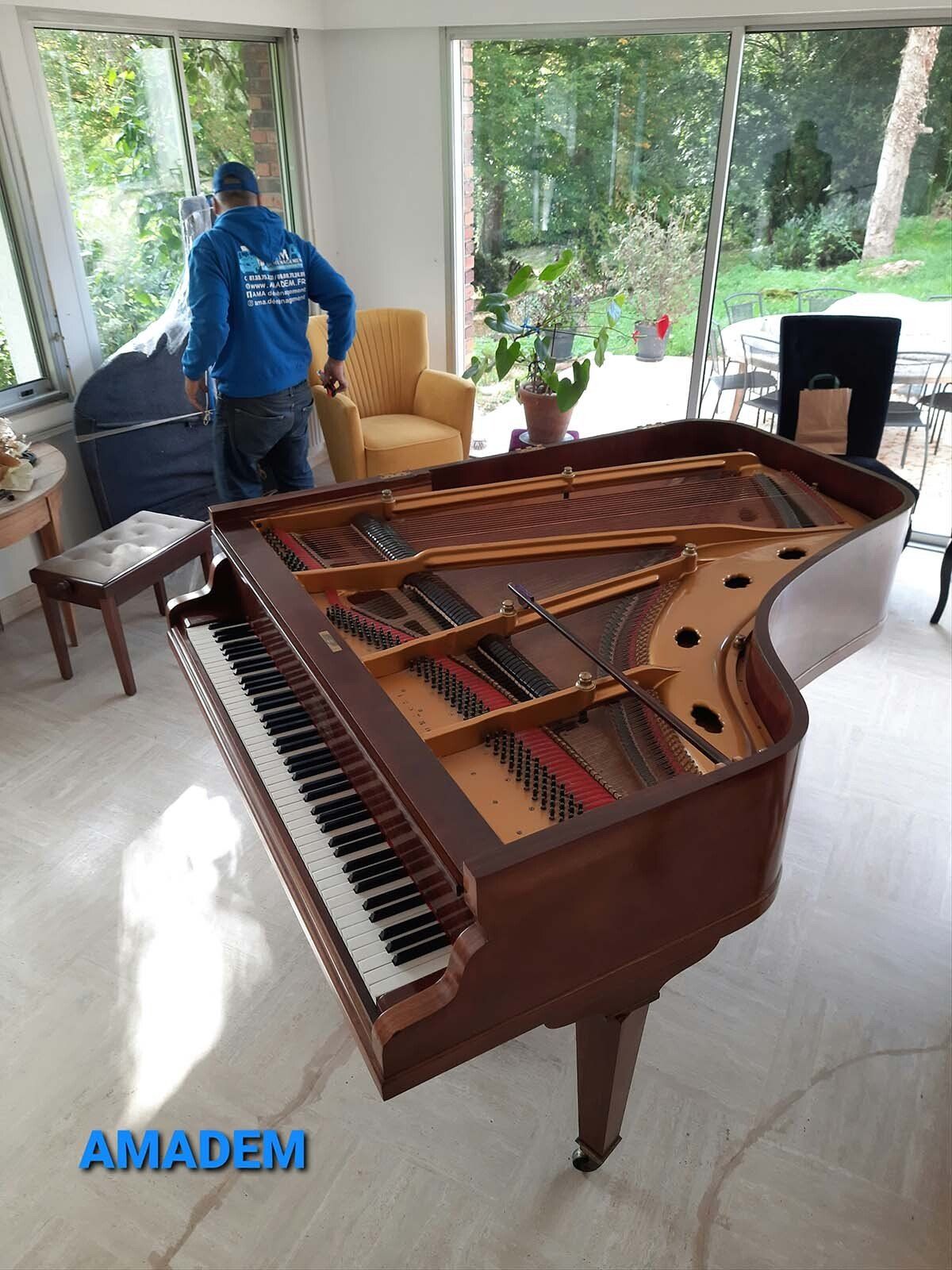 Piano à queue en préparation pour le déménagement