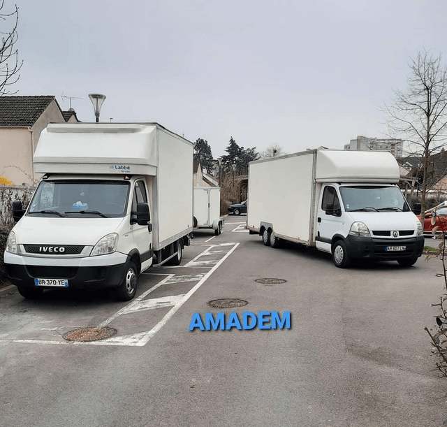 Deux camion Amadem avec un déménageur au milieu