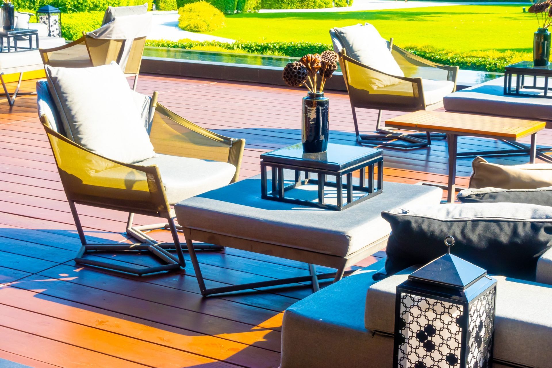 Hay muchas sillas y mesas en la terraza.