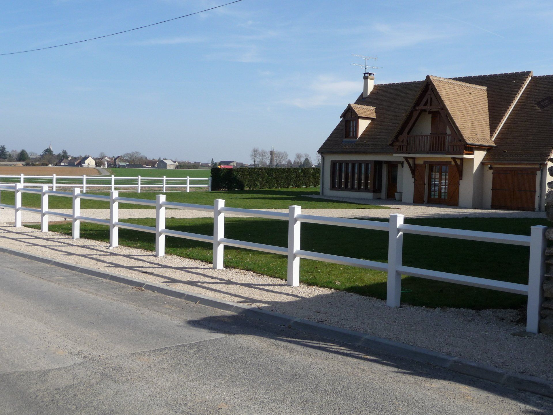 Clôture en bois blanc