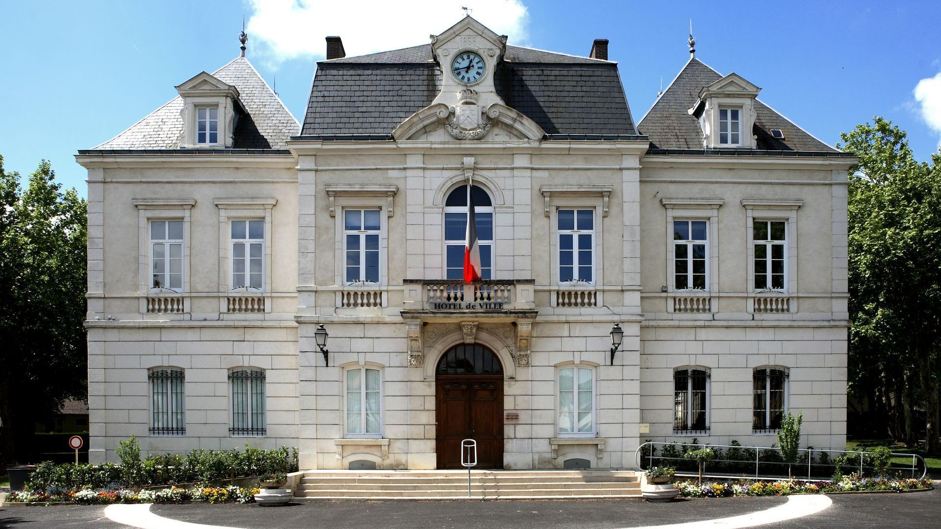 Devanture d'une mairie française