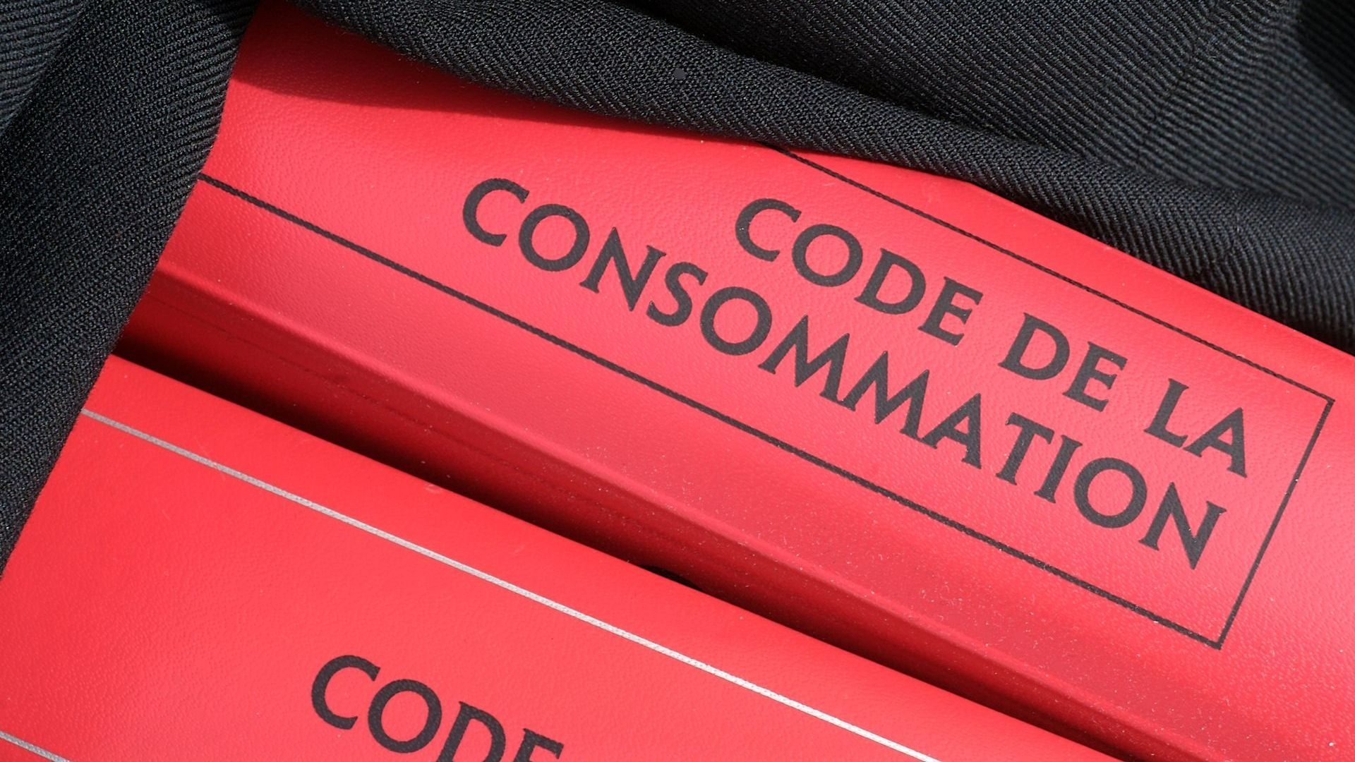Reliure de couleur rouge du livre du code de la consommation
