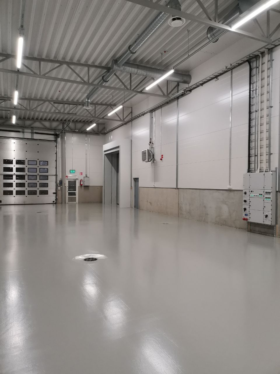 Moderni teollisuushalli nosto-ovella