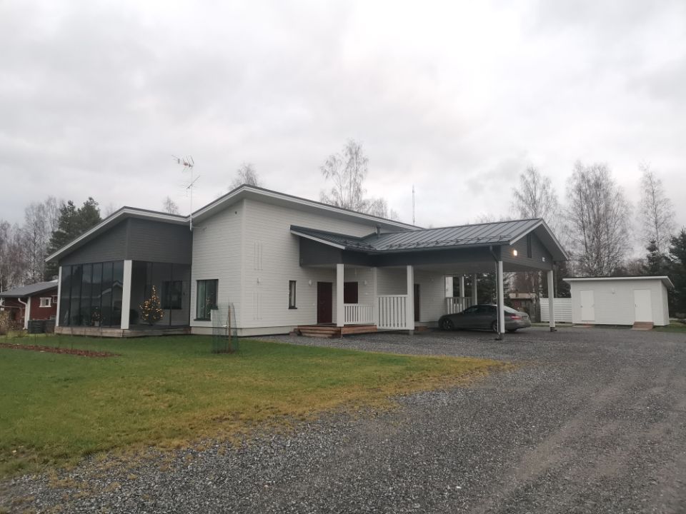 Nykyaikainen puinen omakotitalo