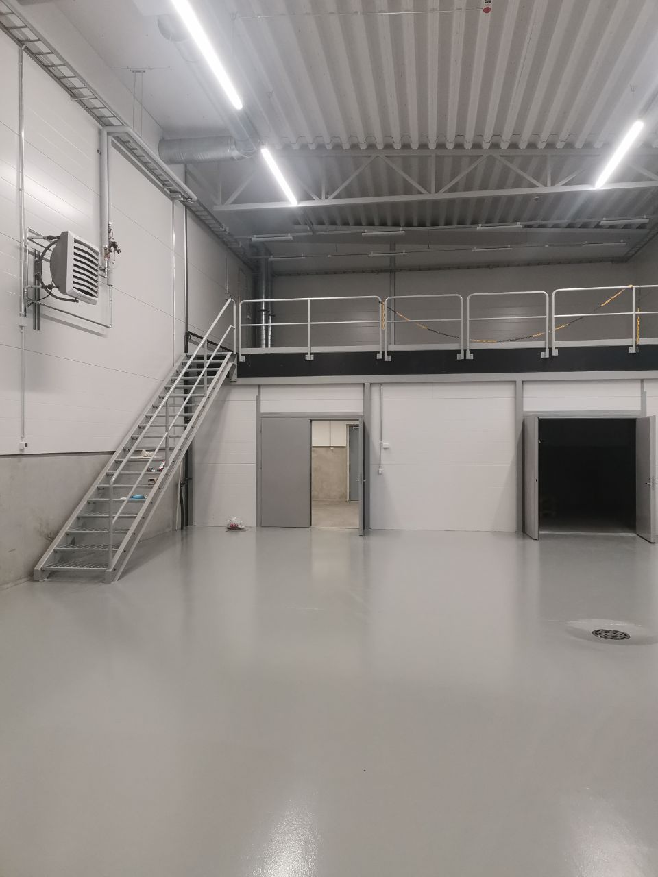 Teollisuushalli parvella