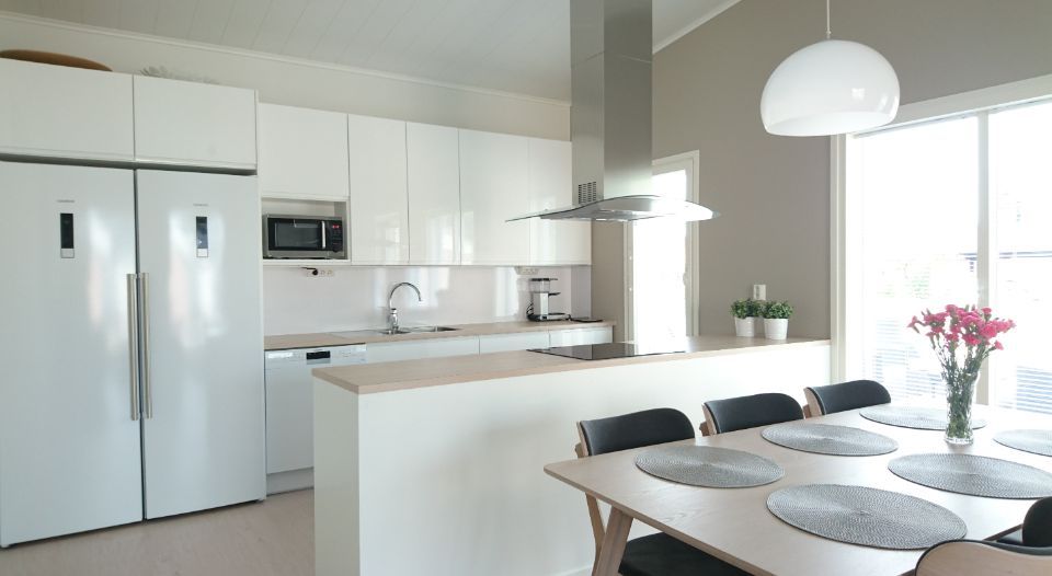 Moderni vaalea keittiö