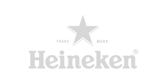 Logotipo de Heineken en gris con una estrella sobre el nombre de la marca sobre un fondo blanco.