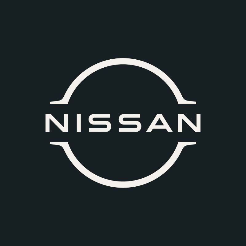 Logotipo de Nissan en blanco sobre fondo oscuro, con un emblema circular y la palabra