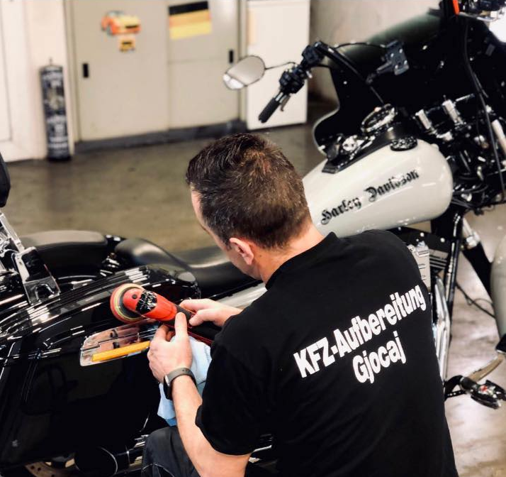 Mitarbeiter arbeitet am Auto