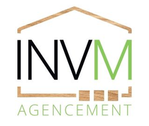 Logo pour l'agence INVVM, avec du texte en noir et vert, le contour d'une maison en bois et des carrés décoratifs en bois.