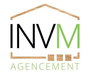 Logo pour l'agence INVVM, avec du texte en noir et vert, le contour d'une maison en bois et des carrés décoratifs en bois.