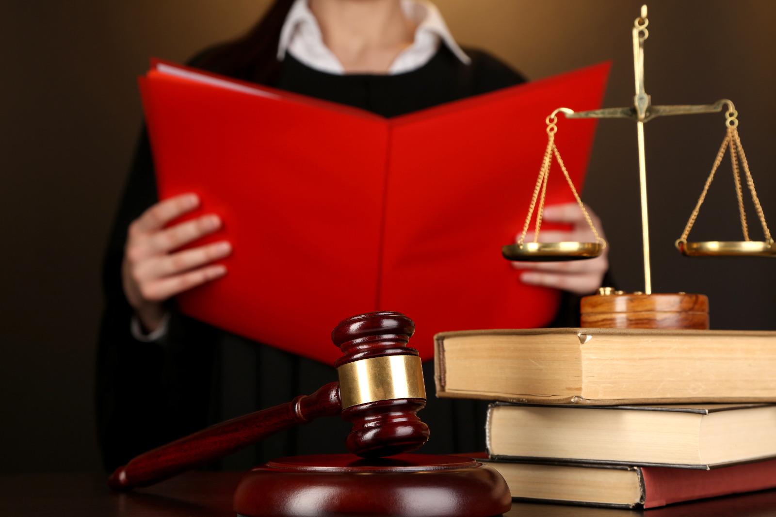 Avocat statue de la justice et livres