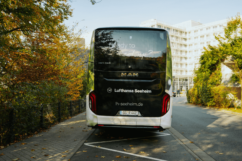Das Heck eines Busses ist am Straßenrand geparkt.