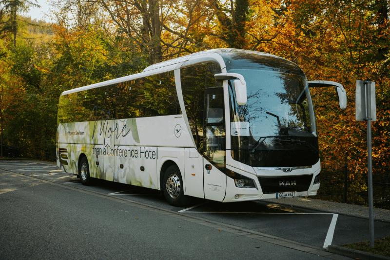 Ein weißer Bus steht am Straßenrand