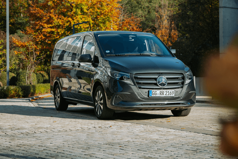Ein schwarzer Mercedes-Van steht am Straßenrand.