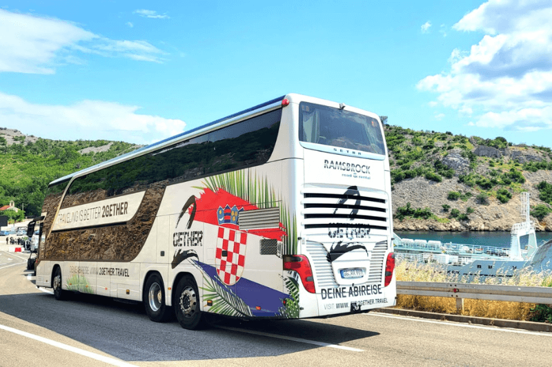 Ein Doppeldeckerbus parkt am Straßenrand.