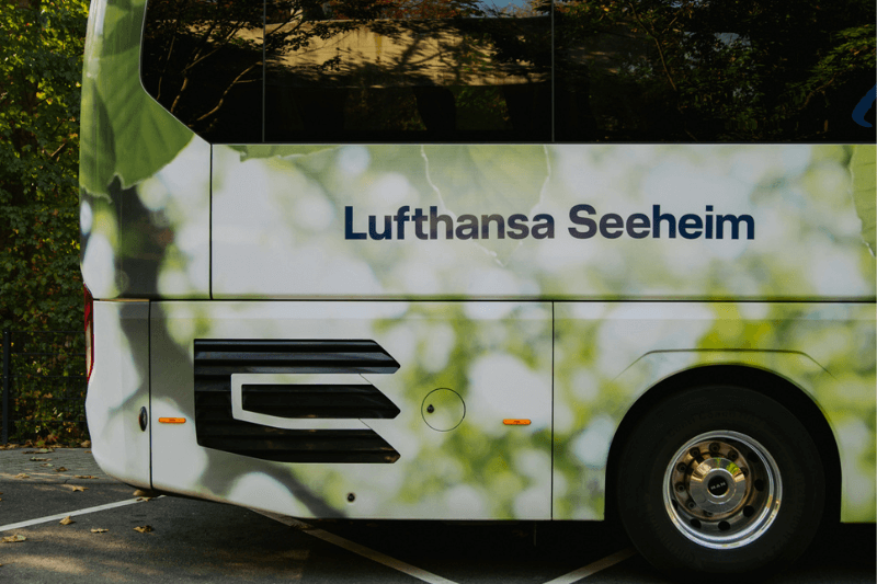Ein Lufthansa Seeheim Bus steht auf einem Parkplatz