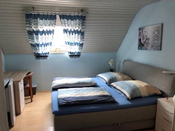 gemütliches Gästezimmer mit Doppelbett