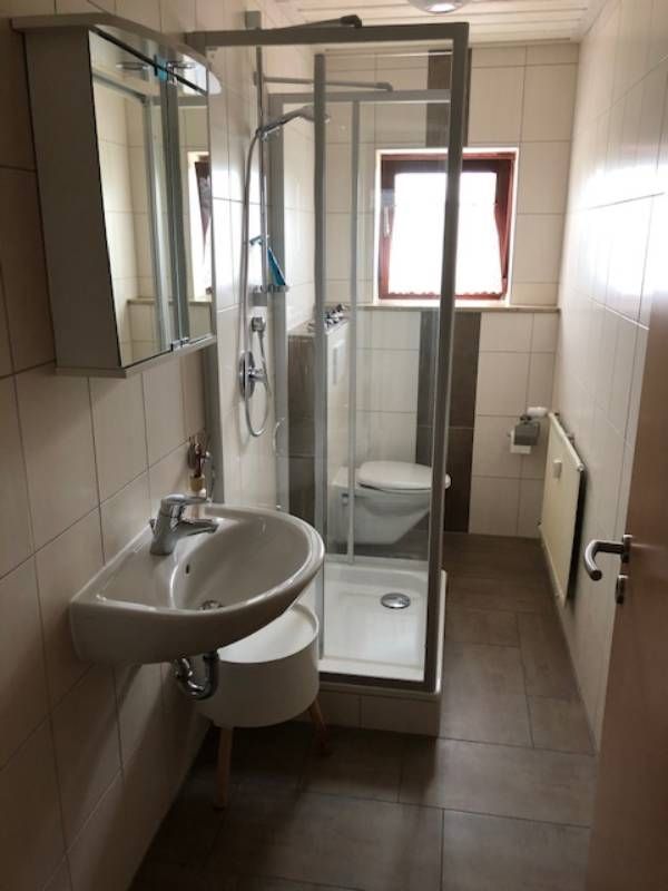 modern gestaltetes Badezimmer mit Dusche