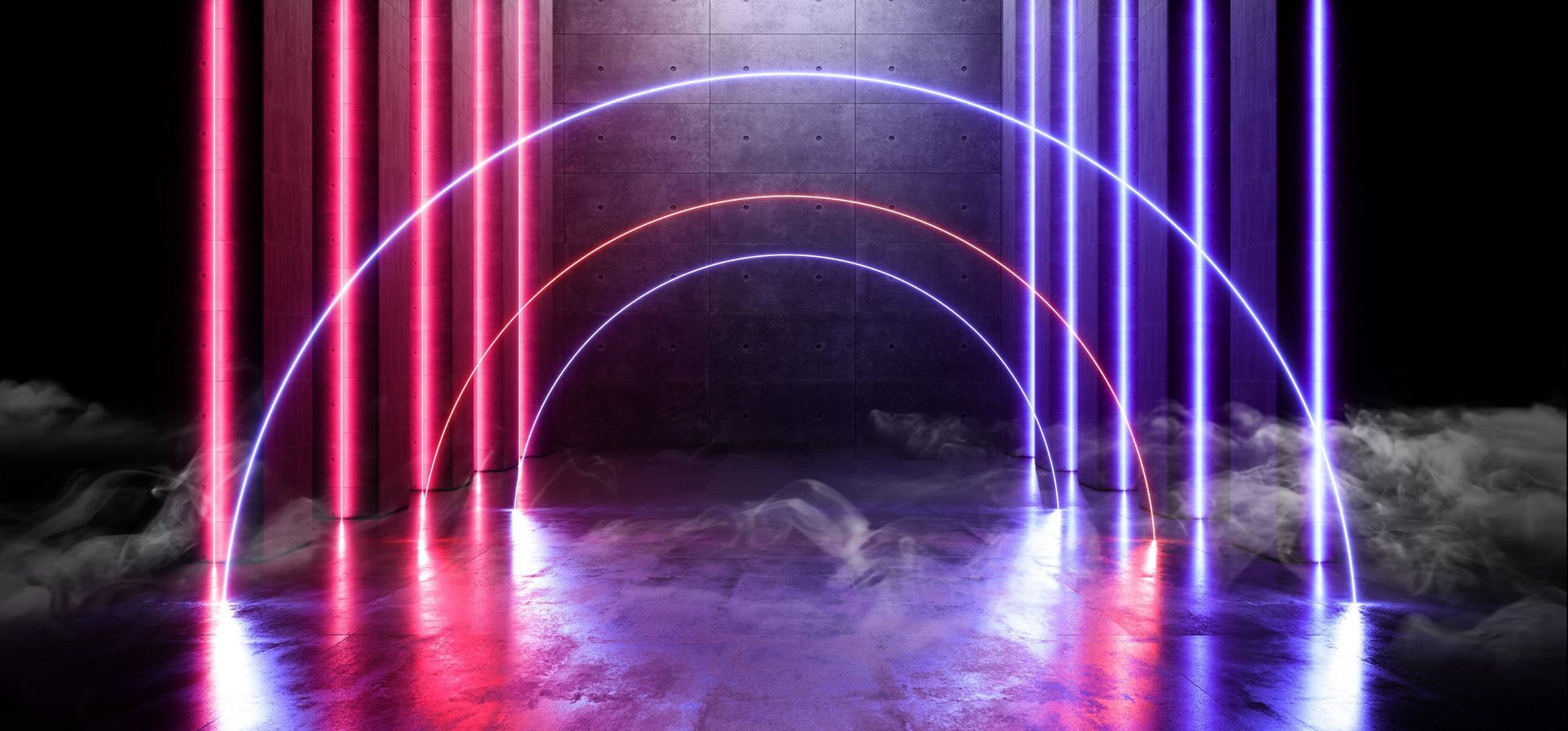 Arcos de neón en color rosa y morado sobre un suelo de hormigón con vapor.
