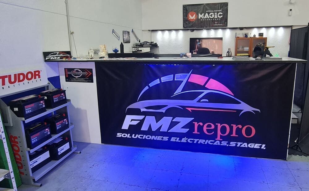 Un cartel negro con un coche encima que dice FMZ Repro