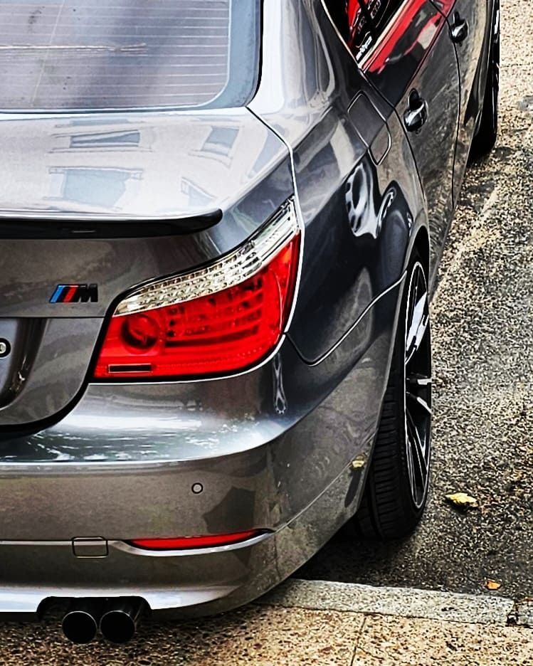 Un BMW está estacionado al costado de la carretera.