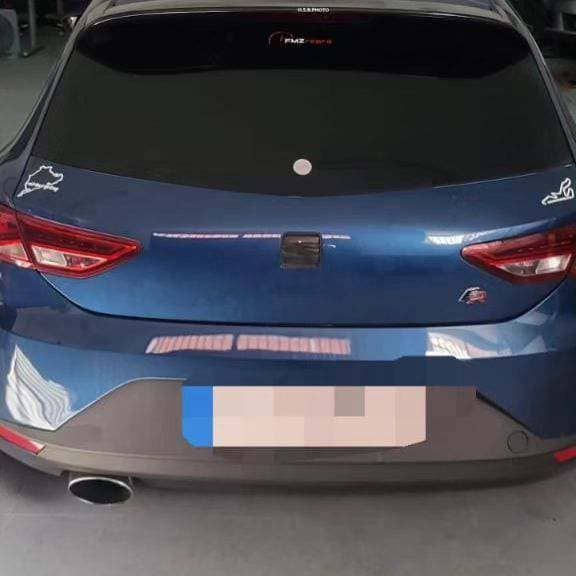 Un coche azul con una matrícula que dice L.