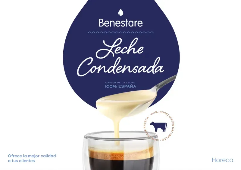 Un cartel promocional de leche condensada Benestare, que muestra cómo se vierte con una cuchara en un vaso de café negro.