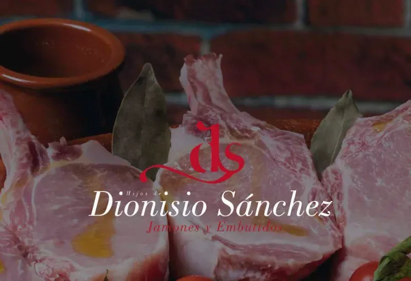 Chuletas de cerdo crudas en una bandeja de madera con un logotipo rojo y el texto 