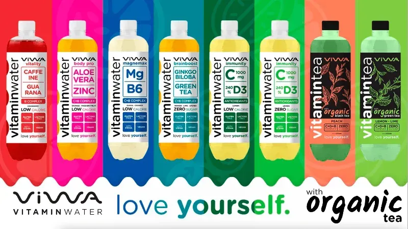 Ocho coloridas botellas de agua vitaminada y té orgánico de la marca Viwa, dispuestas en fila sobre un eslogan de la marca.